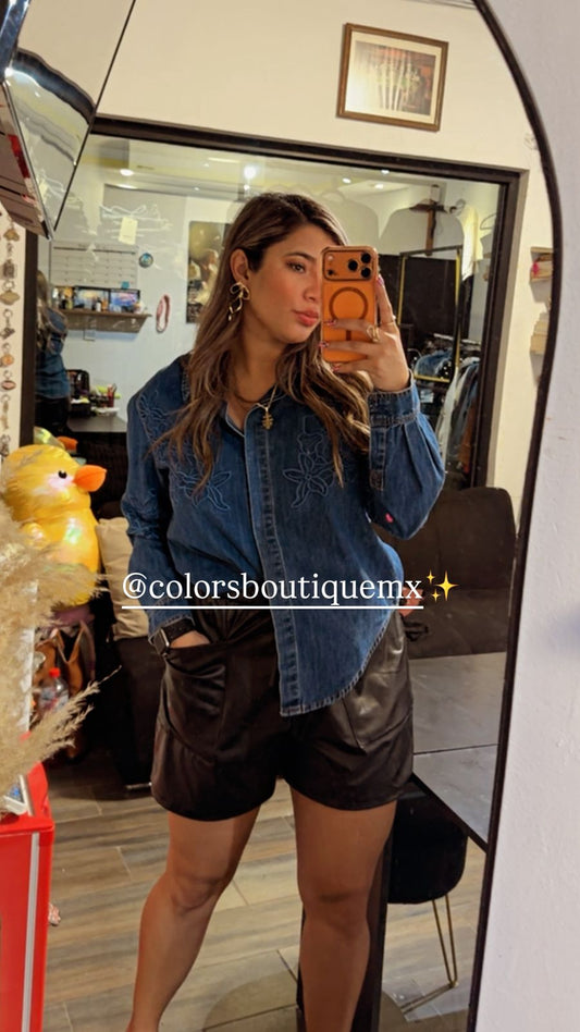 CAMISA DE MEZCLILLA CON BORDADO EN MANGAS