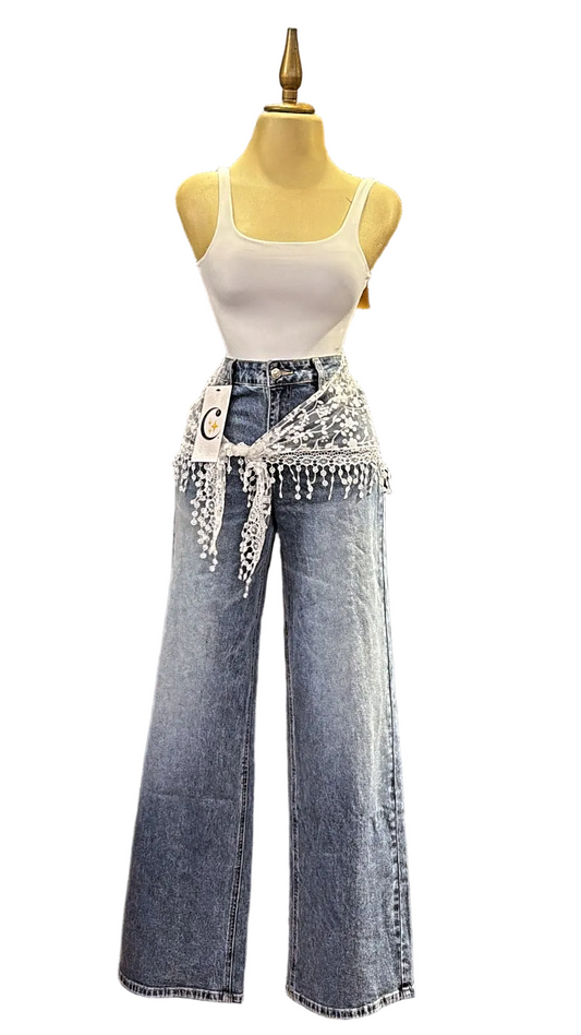 PANTALÓN DE MEZCLILLA CON ENSAMBLE BORDADO