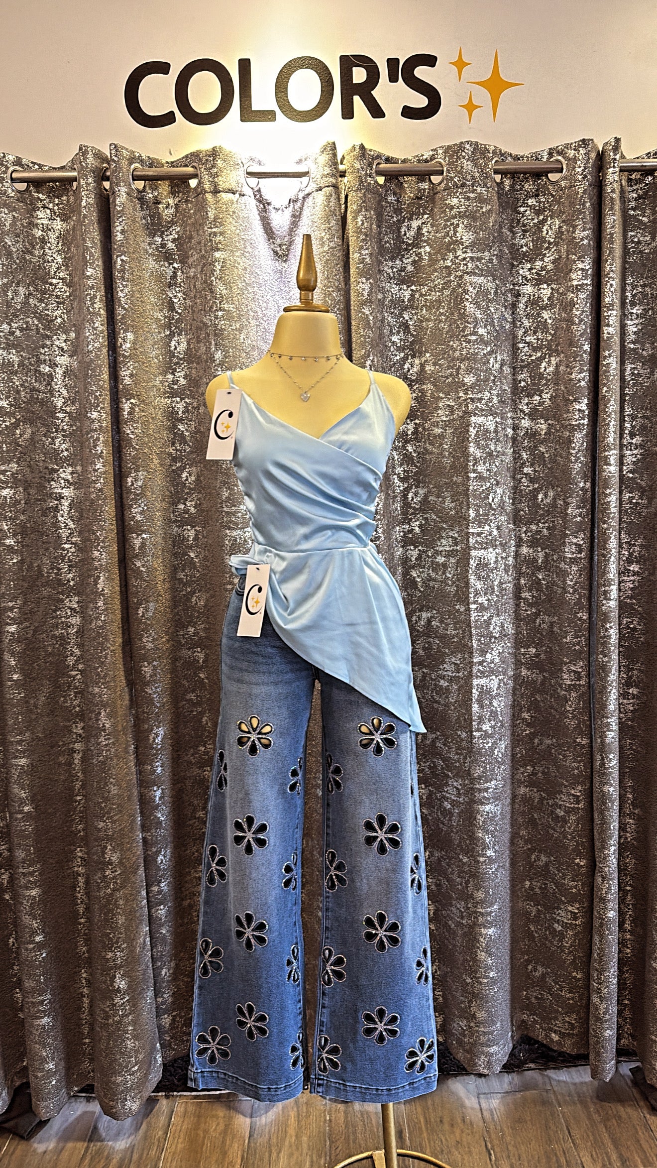 PANTALÓN REGULAR CON FLORES PERFORADAS
