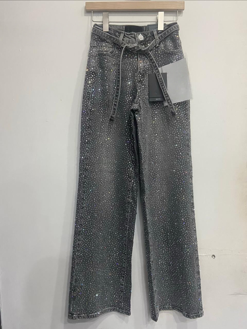 PANTALÓN PLUS GRIS DE BRILLOS CON CINTO